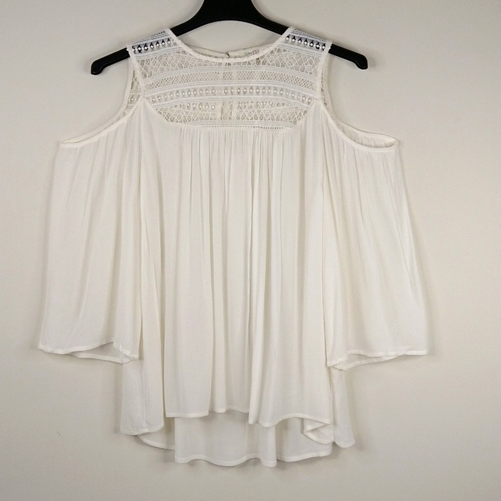 Love Fire Off White Cutout Lace Cold Shoulder Top Size: L
